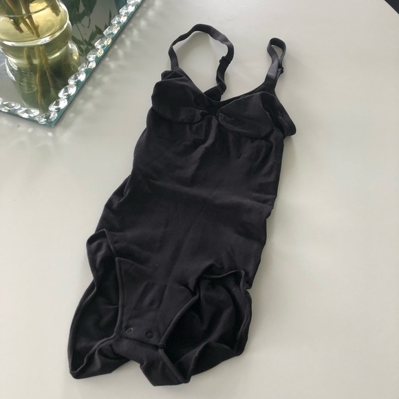 New SKIMS Sculpting Snaps Bodysuit in Onyx - Picture 3 of 4